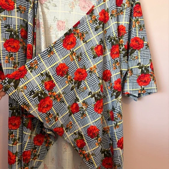 ❤️LuLaRoe Shirley Open Kimono Cardigan with Red Floral Pattern - Picture 2 of 5